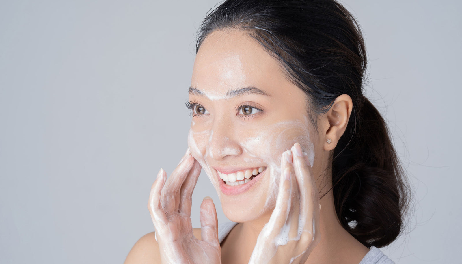 Achieve Smoother and Minimized Pores with Our Cleanser
