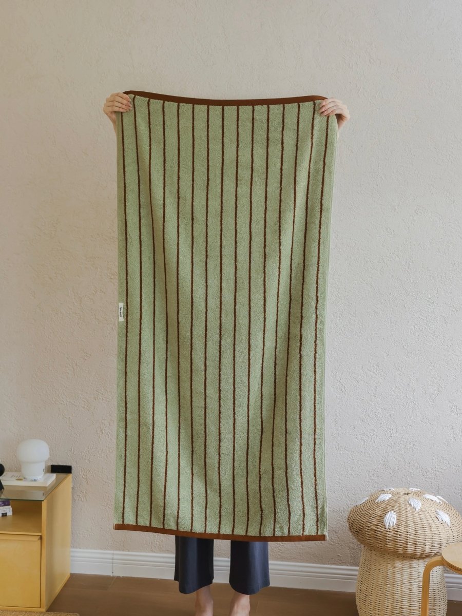 Retro Earthy-tone Pinstripe Bath Towel — 100% Long-Staple Cotton, Soft, Plush & Absorbent